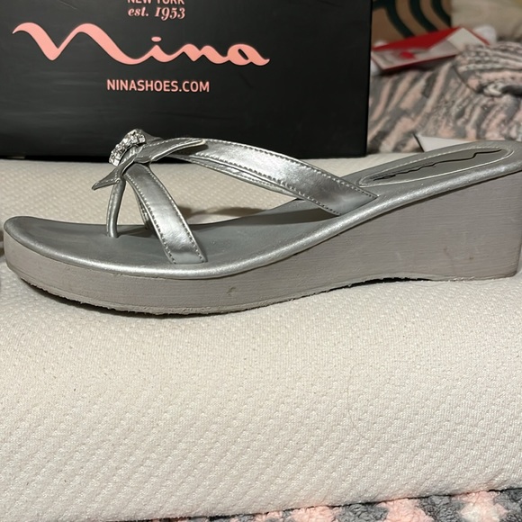 Nina sandals with rhinestones on bow silver color comes with original box - Picture 4 of 8
